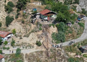 Karabük’te toprak kayması: 5 ev boşaltıldı