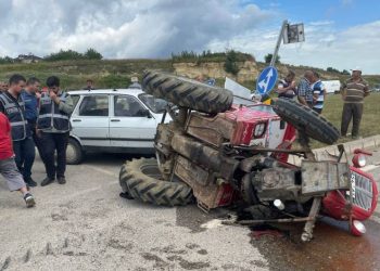 Sakarya’da otomobil traktörle çarpıştı: 2 yaralı