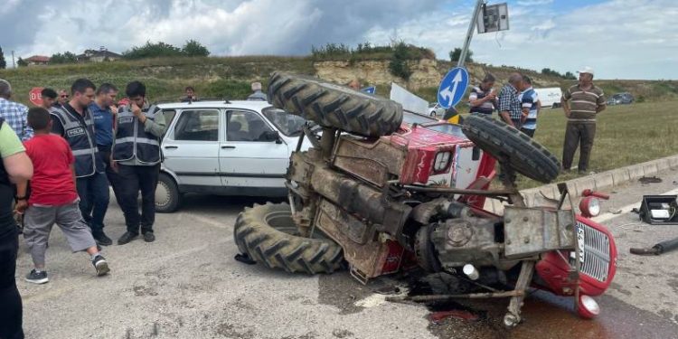 Sakarya’da otomobil traktörle çarpıştı: 2 yaralı
