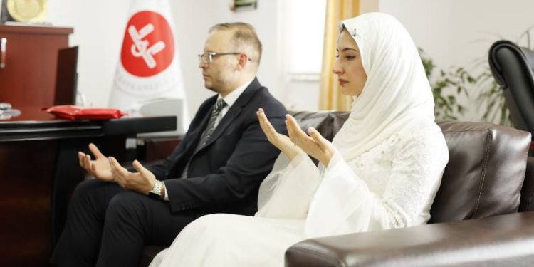 Sevdiği kadınla evlenebilmek için Müslüman oldu