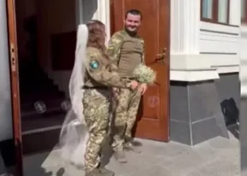 Ukrayna’da askeri üniformalı nikah