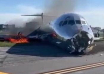 ABD’de yolcu uçağı alev aldı