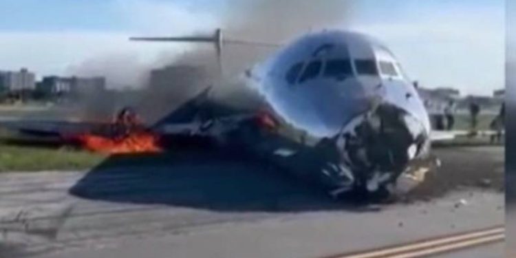 ABD’de yolcu uçağı alev aldı