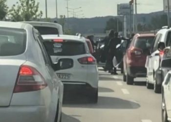 Bursa’da yolu kapatıp halay çektiler