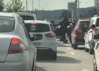 Bursa’da yolu kapatıp halay çektiler