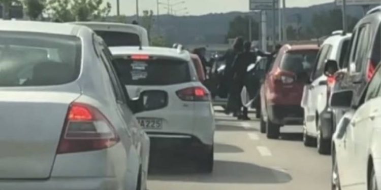 Bursa’da yolu kapatıp halay çektiler