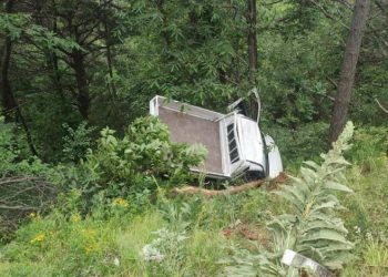 Bursa’da kamyonet şarampole yuvarlandı