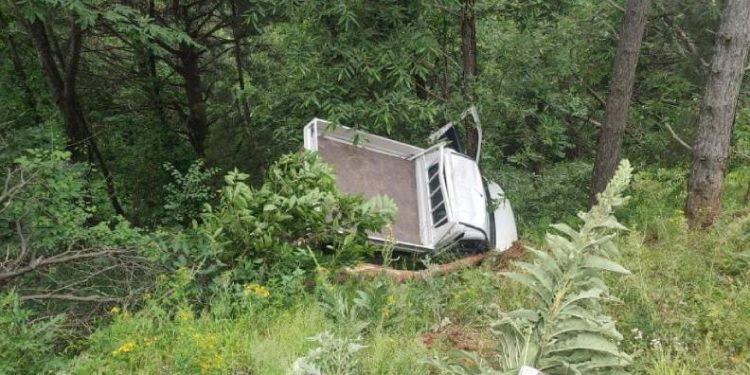 Bursa’da kamyonet şarampole yuvarlandı