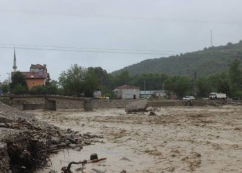 Sinop’ta geçici köprüler yıkıldı, 13 kişi tahliye edildi