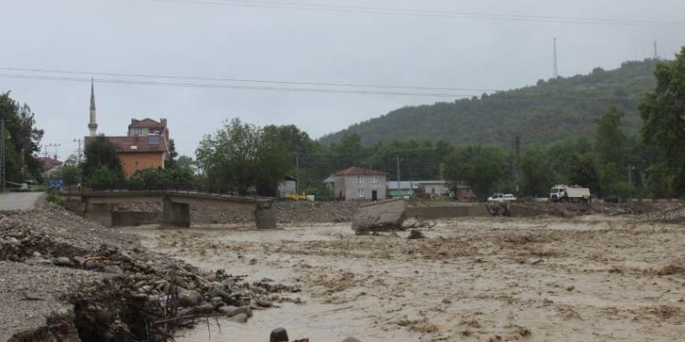Sinop’ta geçici köprüler yıkıldı, 13 kişi tahliye edildi