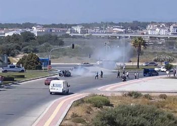 Otomobili alev aldı, kendini yerlere attı