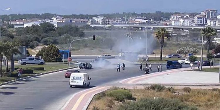 Otomobili alev aldı, kendini yerlere attı