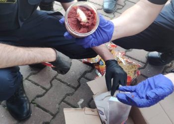 Salça kavanozundan uyuşturucu madde çıktı