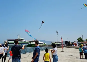 Mudanya semalarında atıklar uçtu