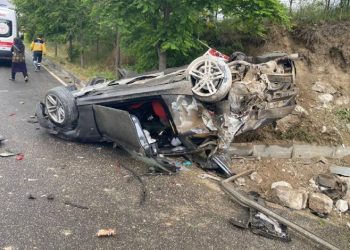 Kaza yapan araçtan çıkanlar şoke etti