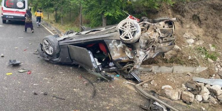 Kaza yapan araçtan çıkanlar şoke etti