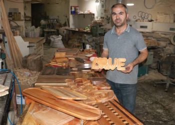 Ahşabı tutkuyla işliyor