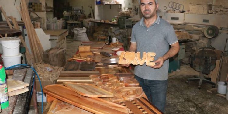 Ahşabı tutkuyla işliyor