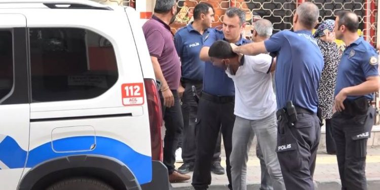 Bursa’da üvey annesini darp edip kendini eve kilitledi