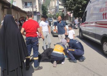 Bursa’da eşi ve çocuğunun gözü önünde otomobil çarptı