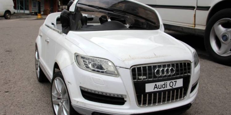 Akülü araba hırsızı yakayı ele verdi