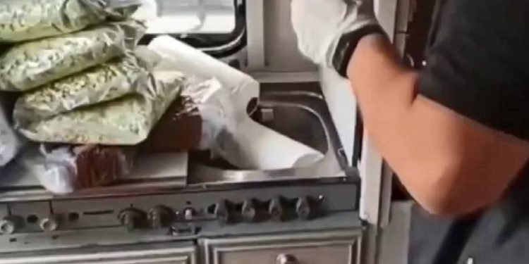 Polisin baskın yaptığı karavan, uyuşturucu deposu çıktı