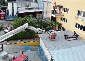 13 yaşındaki çocuk, camdan sarkıp düştü