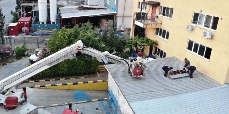 13 yaşındaki çocuk, camdan sarkıp düştü