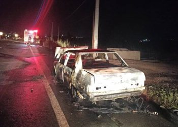 Seyir halindeki otomobil alev alev yandı