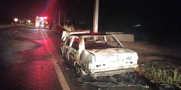 Seyir halindeki otomobil alev alev yandı