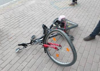 Otomobil bisikletliye çarpıp kaçtı