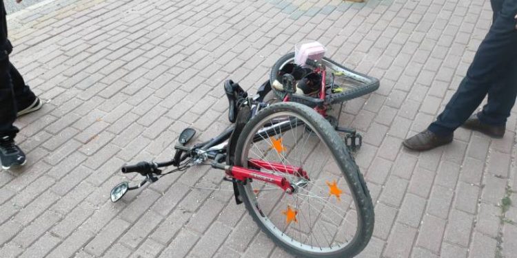 Otomobil bisikletliye çarpıp kaçtı