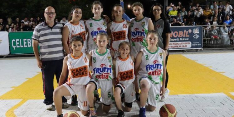 Bursa’da sokak basketbolu nefes kesti
