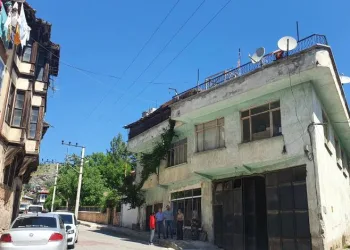 Buzdolabı yüksek gerilim hattına değdi: 1 ağır yaralı