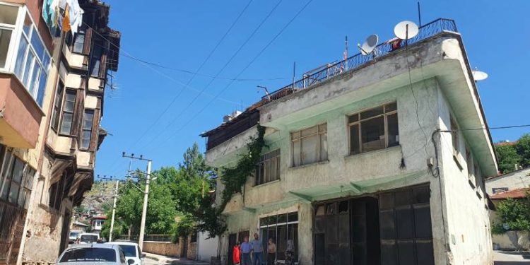 Buzdolabı yüksek gerilim hattına değdi: 1 ağır yaralı