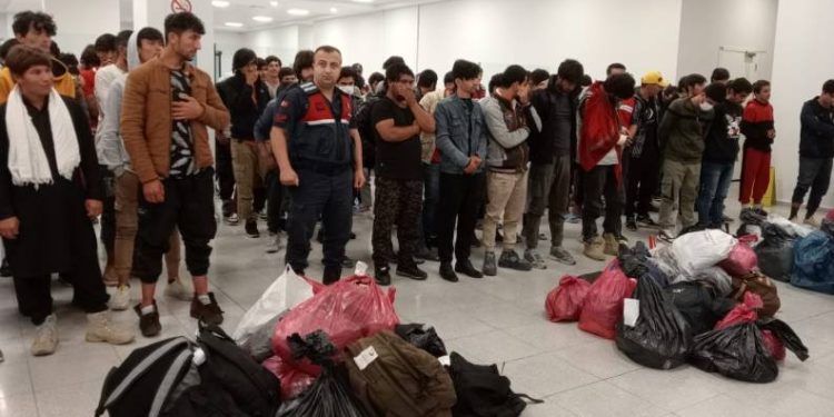 131 kaçak göçmen sınır dışı edildi