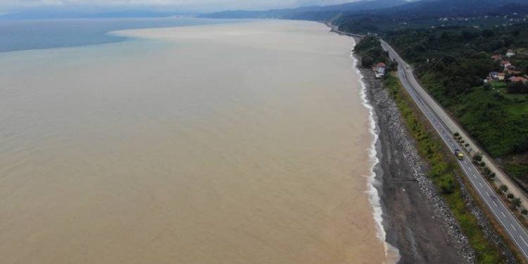Karadeniz’in rengi çamura döndü