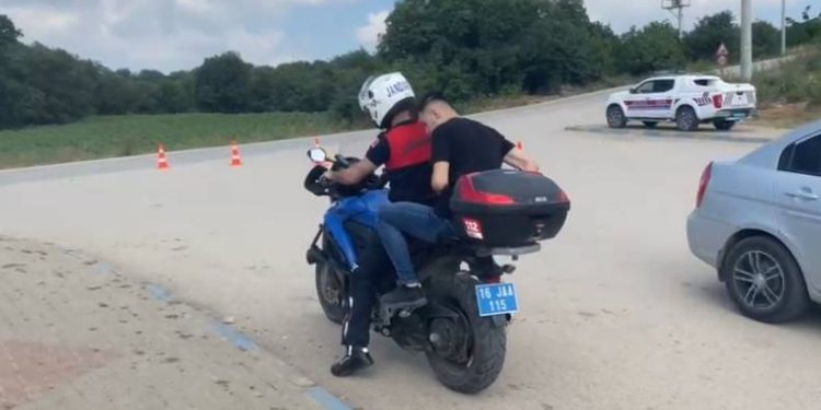 Bursa’da sınava geç kalan öğrenciyi jandarma yetiştirdi