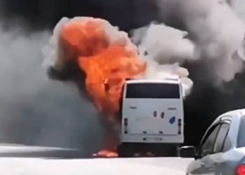 Seyir halindeki işçi servisi alev aldı