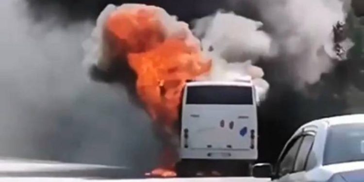 Seyir halindeki işçi servisi alev aldı