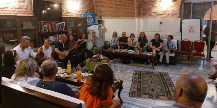 ‘Dünyanın Arkadaşları’ Kültür Akademisi’nde