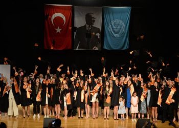 BUÜ’de mezuniyet coşkusu