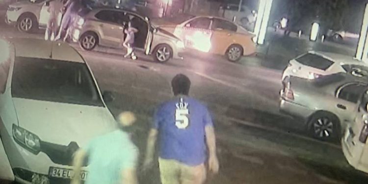 Kavgayı ayırmak isteyen baba oğul bıçaklandı