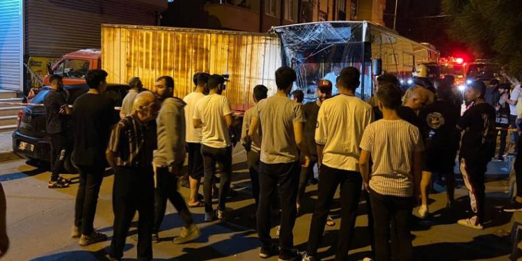 İETT otobüsü 17 araca çarptı, ortalık savaş alanına döndü