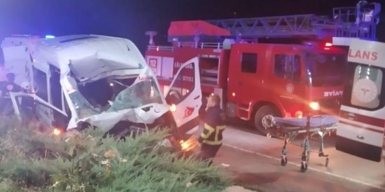 Beton mikseri ile midibüs çarpıştı: 13 yaralı