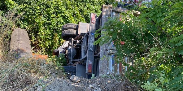 Freni tutmayan kamyon dereye uçtu