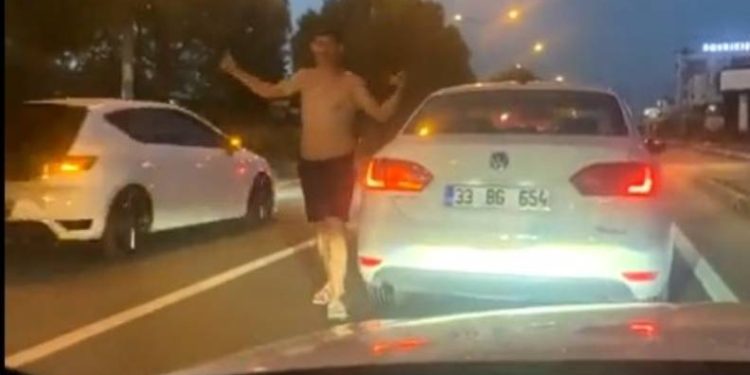 Trafikteki aileye dehşeti yaşattı