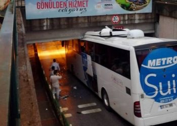 Yolcu otobüsü alt geçitte sıkıştı