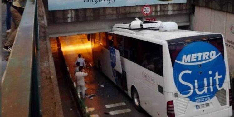 Yolcu otobüsü alt geçitte sıkıştı