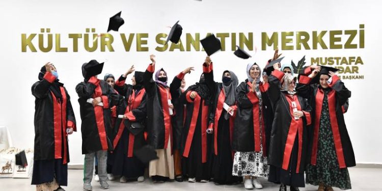 Osmangazi’de yetişkinlerin mezuniyet sevinci